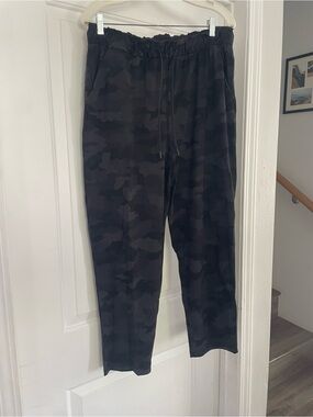 Lululemon On the Fly Black Camo Drawstring Pants